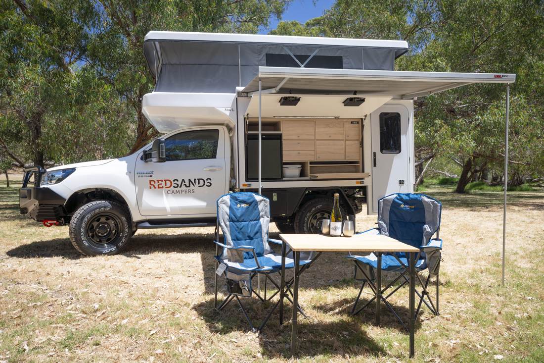 Wanderer Luxe Camping-Setup mit Vorzelt, Tisch und Stühlen