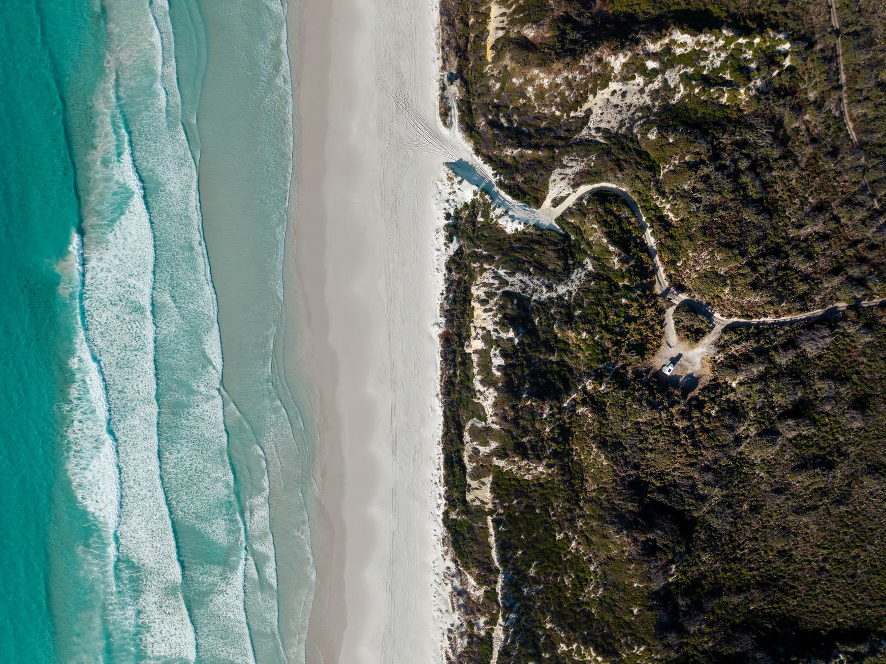 Luftaufnahme eines leeren weißen Sandstrandes und türkisblauer Brandung an der Südküste Westaustraliens